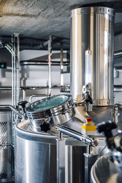 Detail reliéfu Mikoláša Alša na budove varne Branického pivovaru