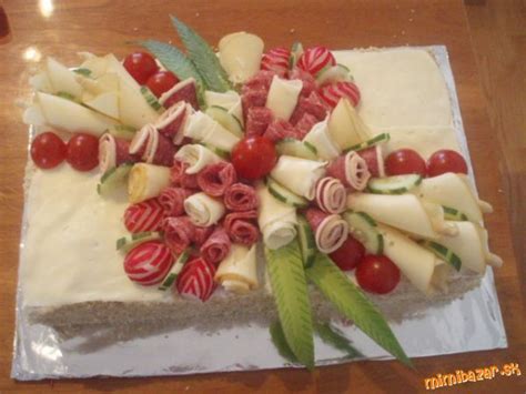 Vrstvenie surovín v slanej torte