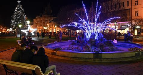 Vianočná výzdoba na námestí Vörösmarty v Budapešti