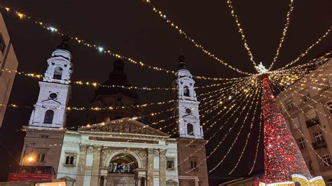 Ľudia na vianočných trhoch v Budapešti