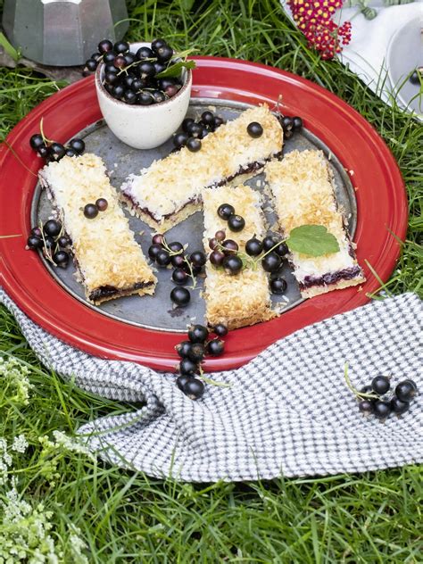 Misky s červenými a čiernymi ríbezľami