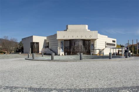 Moderná budova Divadla Andreja Bagara