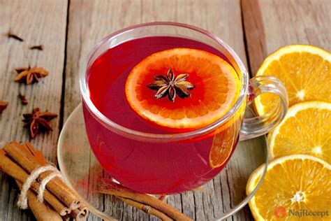 Zložky vianočného punču na drevenom pozadí