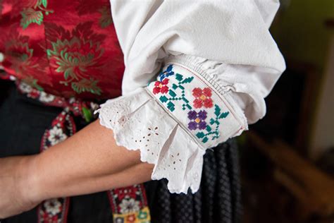 Detail výšivky zo šenkvického kroja