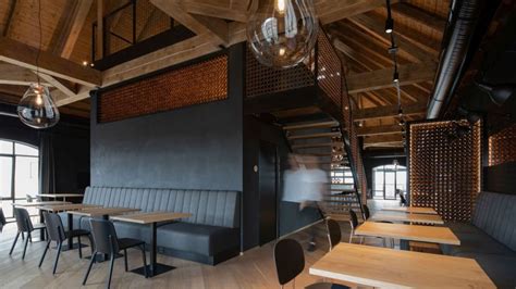 Interiér remeselného pivovaru s reštauráciou