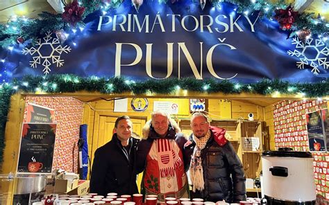 Servírovanie vianočného punču v štýlových hrnčekoch