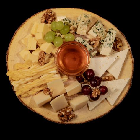 Syrový tanier s pohárom vína