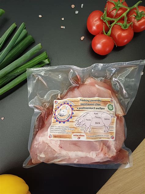 Farmár predávajúci čerstvé bravčové mäso