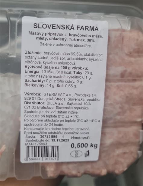 Rôzne druhy čerstvého bravčového mäsa pripravené na predaj