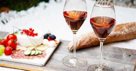 Servírované víno s jedlom