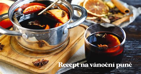 Fľaša červeného vína a rumu vedľa ingrediencií na punč