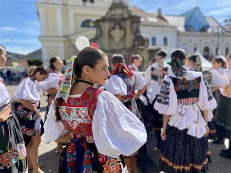 Ilustrácia slovenského jarmoku s tradičnými stánkami