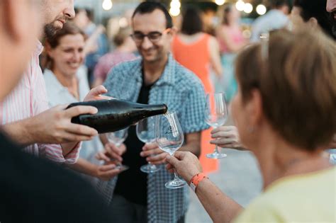 Ľudia ochutnávajú víno na vinárskom festivale