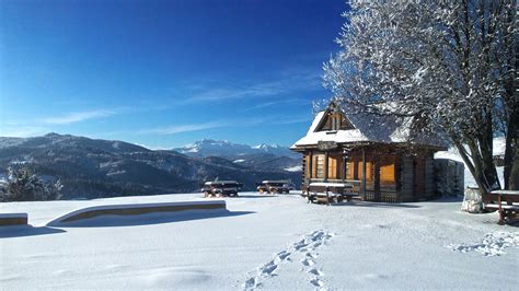 Zimná krajina s ľuďmi pijúcimi horúce nápoje