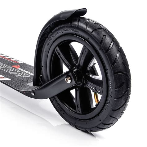 Detailné zábery kolobežky s dôrazom na dizajn