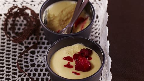 Misa s malinovým punčom ozdobená čerstvými malinami a škoricou