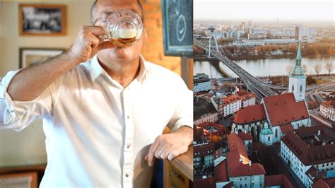 Človek si vychutnáva pivo na terase