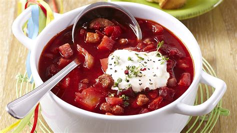 Štýlovo servírovaný Boršč v smaltovanom kotlíku