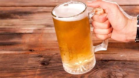 čapované pivo s penou