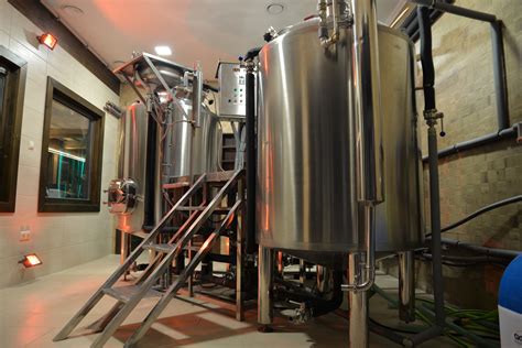 Interiér pivovaru Predná Hora s výčapnými tankami