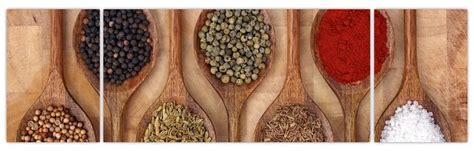 Ilustrácia rôznych teplých nápojov s korením a ovocím