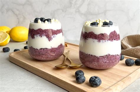 Ilustrácia pohára s bombardinom a šľahačkou