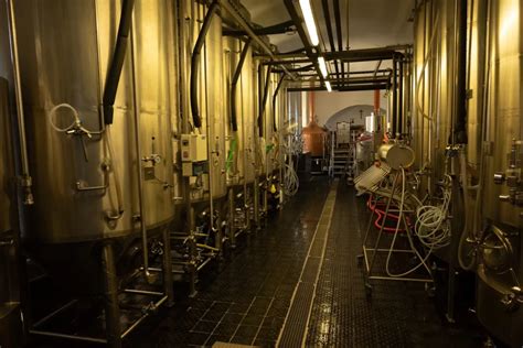 Interiér moderného pivovaru s výrobnými linkami