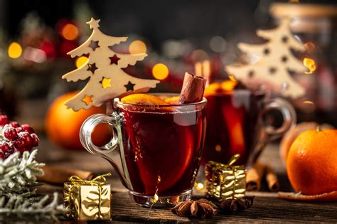 Ilustrácia vianočného nealko punču s ovocím a koreninami