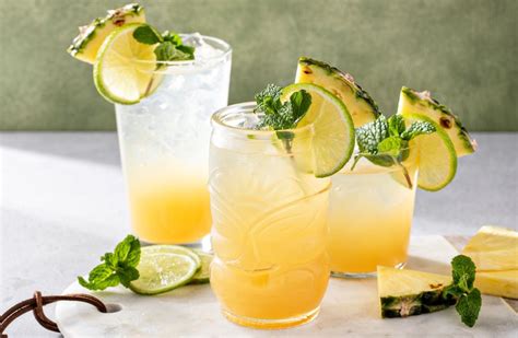 Pohár plný osviežujúceho nealkoholického mojita s jablčným džúsom