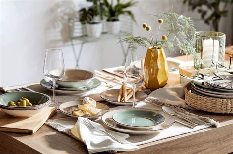 Sviatočne prestretý stôl s hrnčekmi vianočného punču