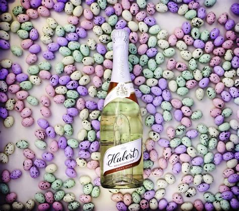 Fľaša ružového šumivého vína s bublinkami