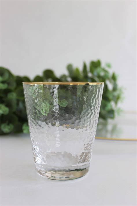 Pohár so zlatistým slamovým vínom