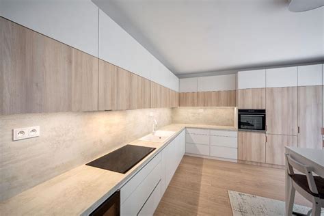 Interiér reštaurácie Srdiečko s drevenými prvkami a útulnou atmosférou