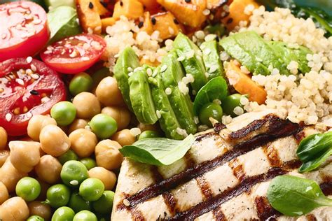 Tanier s tradičným českým jedlom, napríklad s gulášom alebo sviečkovou