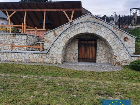 Vchod do tokajskej tufovej pivnice