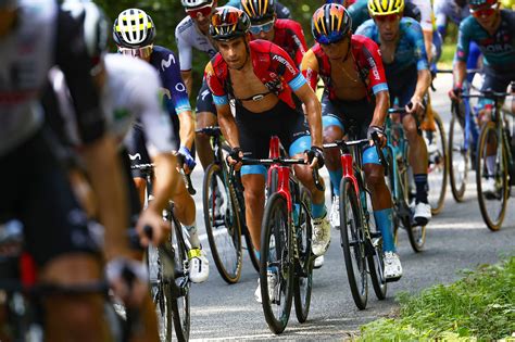 Športovci počas cyklistickej trate v Tokaji