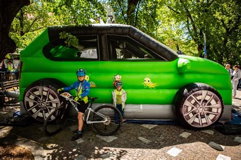 Športovci pijú vodu na občerstvovacej stanici