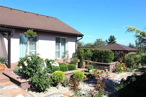 Areál Slnečného pavilónu so záhradou a altánkom