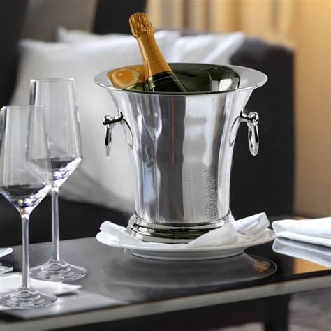 Servírovanie šampanského v pohári