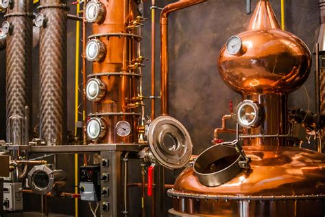 Ilustrácia procesu destilácie borievok