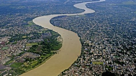 Ilustračná fotografia kúzelníka pri predvádzaní triku