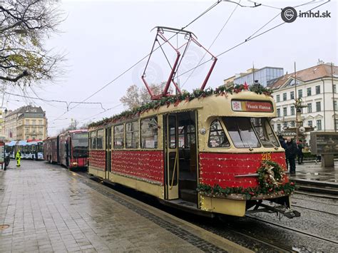 Zimná ulica v Krakove s vianočnou výzdobou