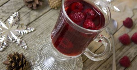 Vianočný punč v hrnčekoch s ovocím a koreninami