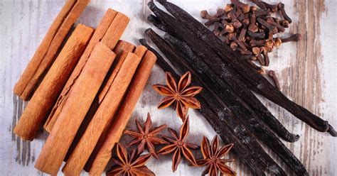 Zmes vianočných korenín: škorica, klinčeky, badián