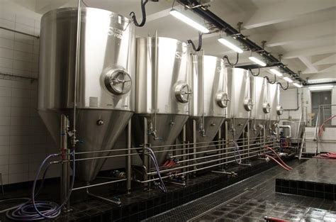 Moderné nerezové tanky na pivo