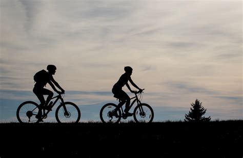 cyklisti popíjajúci radler