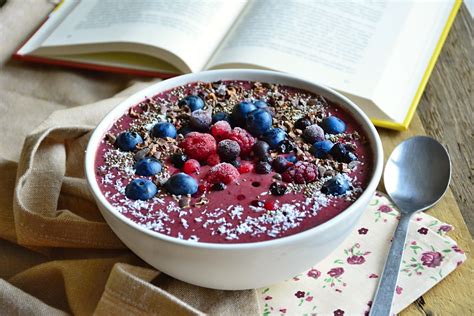 Miska s čerstvým lesným ovocím