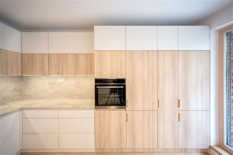 Interiér reštaurácie minipivovaru s drevenými prvkami a pivovarným zariadením