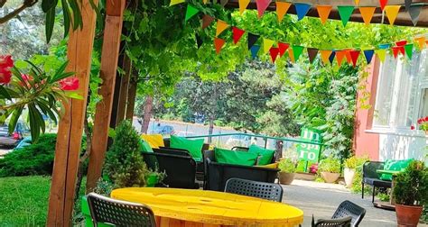 Vonkajšie posedenie reštaurácie pod slnečníkmi