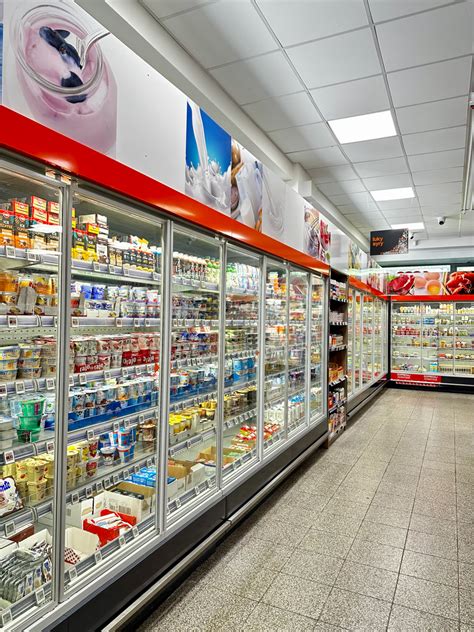 Interiér obchodu s prehľadne usporiadanými chladiacimi vitrínami plnými nápojov